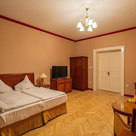 4 Bedrooms 130M2 Apartment At The Main City Square 布拉格 外观 照片